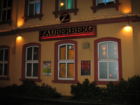 Hinter diesen Mauern verbirgt sich die Club-Diskothek Zauberberg, direkt gegenüber des einzigen Würzburger Kinos Cinemaxx