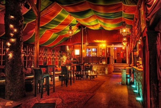 Im Marrakesh-Zelt gibt es Wasserpfeifen, tolle Cocktails und eine intensive, aber ambiente Atmosphäre